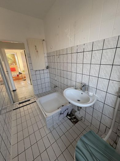 Ruhige 2-Zi.-Wohnung mit Balkon und Garten in Lichterfelde – sanierungsbedürftig – Bad