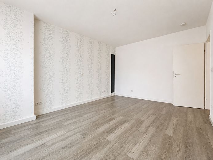 3- Zimmer Wohnung mit Balkon – Zimmer 1 Blick Tür