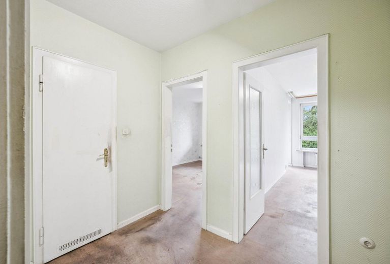 Renovierungsbedürftige 3-Zimmer-Wohnung aus Nachlass zu verkaufen – Flur