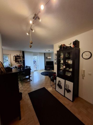 Peaceful living in Aschaffenburg-Schweinheim – well-maintained 2-room apartment with terrace & underground parking – Flurbereich