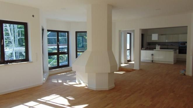 Traumvilla am See mit Einliegerwohnung – Ansicht Kamin/Wohnzimmer