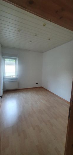 Dom wielorodzinny z lokalem użytkowym w najlepszej lokalizacji   Taras/Garaż/tereny otwarte itp... przy głównej ulicy – Kinderzimmer 1.OG