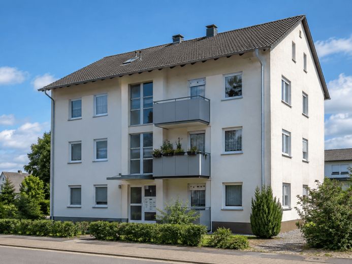 Attraktives Mehrfamilienhaus mit 6 Einheiten, PV-Anlage & großem Entwicklungspotenzial – Foto 1