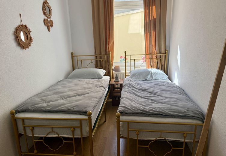 Nähe Frisenius Universität. Möblierte Wohnung ab sofort zu vermieten. – ... Doppelbett