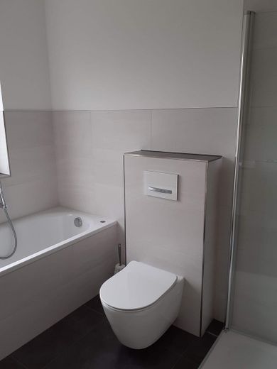 Bad mit Wanne und Duschkabine