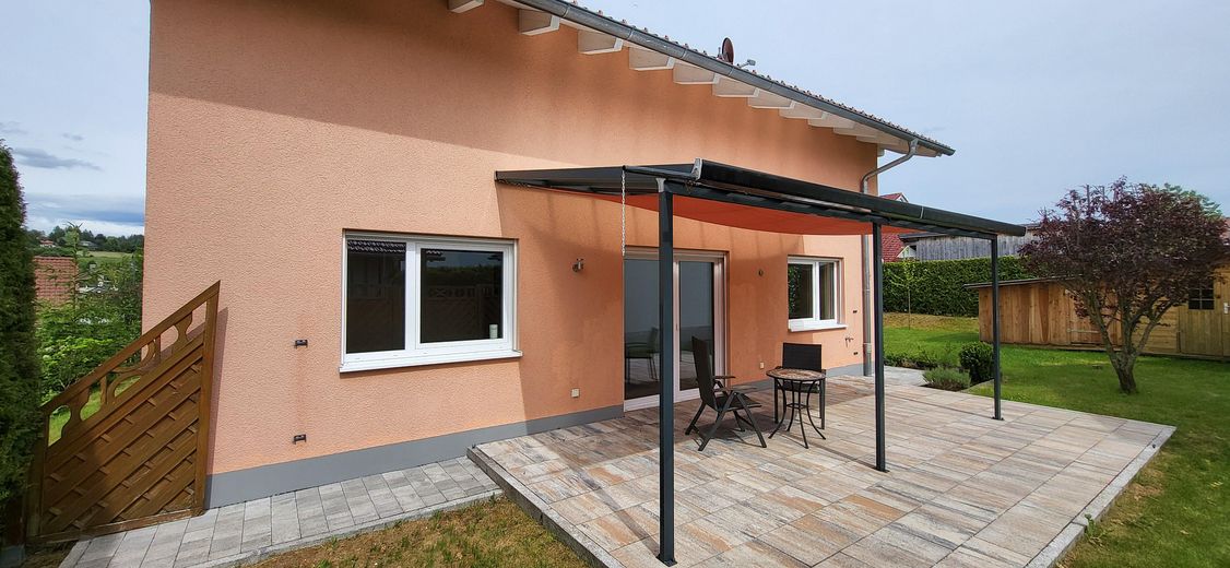 Sonnige Aussichten für die ganze Familie – modernes Einfamilienhaus mit Gartenflair – Terasse 1