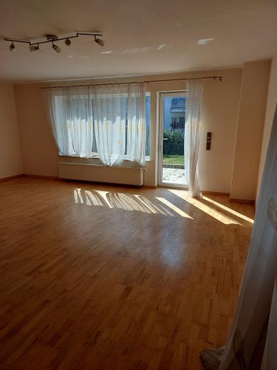 Traumhaftes Haus sucht liebevolle Familie mit Kindern – Das große Wohnzimmer