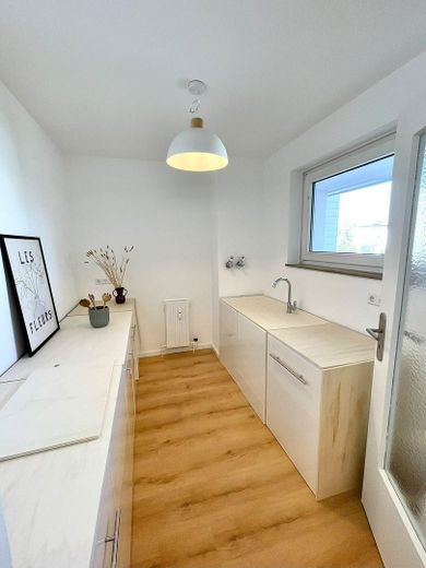 HELLE, MODERNISIERTE UND LICHTDURCHFLUTETE 3-ZIMMER-WOHNUNG MIT SÜDBALKON IN BÖBLINGEN-DAGERSHEIM – Küche
