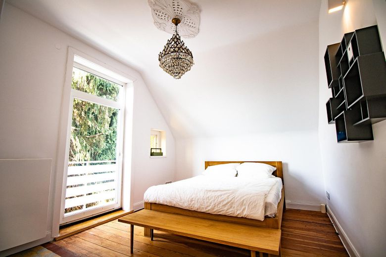 Historische Rotklinkervilla – kernsaniert mit optionalem Baugrundstück – Das Balkon-Schlafzimmer