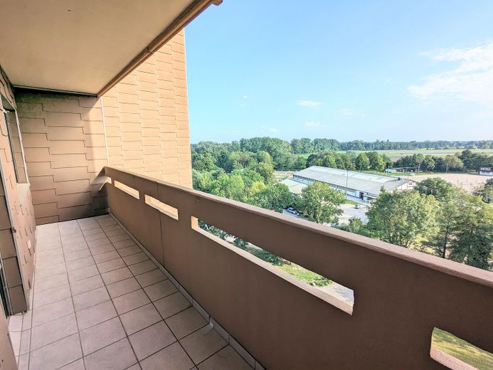 Hemen taşının: Yeşilliğe uzanan rüya gibi geniş manzaralı yenilenmiş 2,5 odalı daire – Balkon
