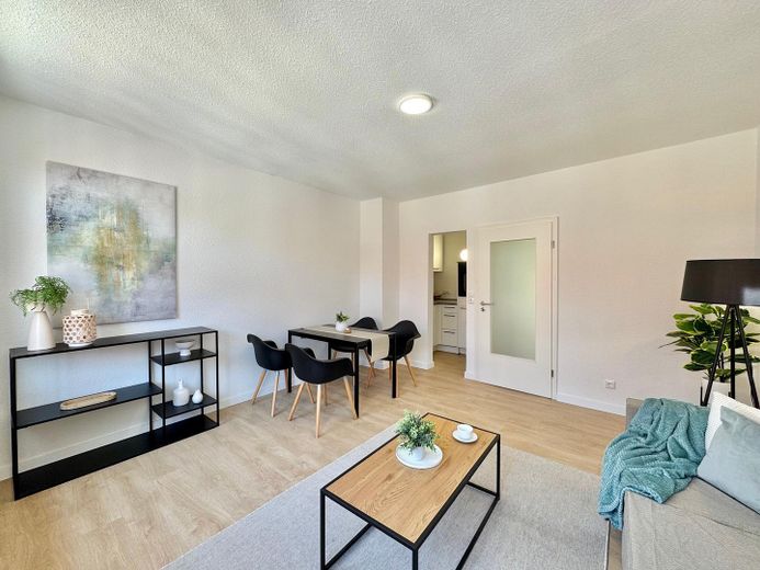 Sofort einziehen oder vermieten! Modernisierte 2-Zimmer-Wohnung in Wismars Altstadt – Wohnzimmer