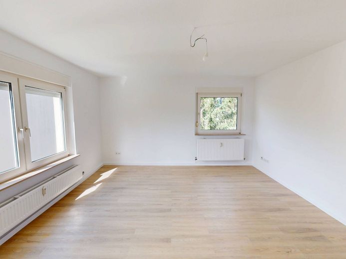 Uw vakantiegeld – 2 netto koude huren cadeau! Groot 3-kamerappartement met BALKON en op loopafstand van de Main-oever – Ansicht I: Wohn- und Esszimmer