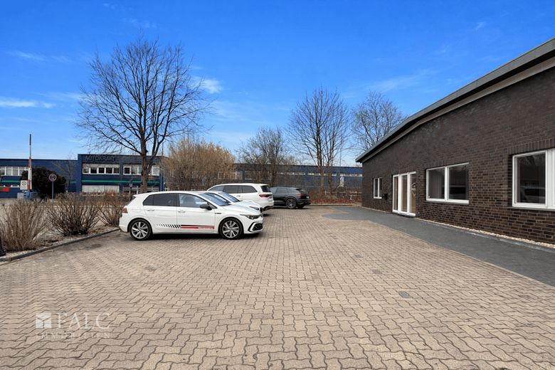 ***Top Gewerbeimmobilie mit Lagerhalle und Büroflächen - perfekt für vielseitige Nutzungskonzepte*** – Patkplätze