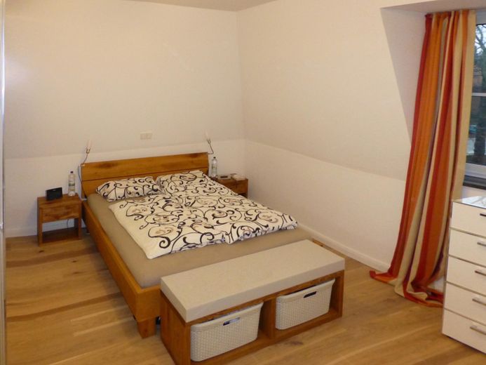 Courtagefrei: Helle und zentral gelegene DG-Maisonette-Wohnung mit Galerie und Sonnenterrasse – 04_Schlafzimmer_1