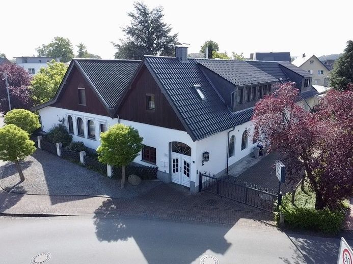 Großzügiges Wohnensemble mit Gartenidylle, Ausbaupotenzial und vielseitigen Nutzungsmöglichkeiten – Straßenansicht