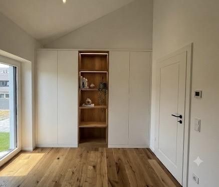 Erstbezug: Niedrigenergiehaus in Düsseldorf-Kalkum, provisionsfrei, Süd-West-Lage – Schrankeinbauvariante