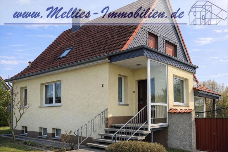 Dieses Einfamilienhaus ist in Massivbauweise mit viel Nebengebäude – Bild 1