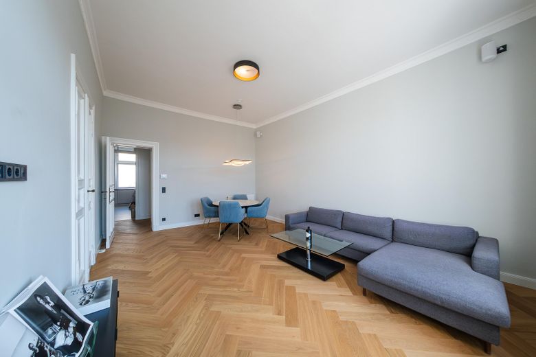 Recién reformado. Disponible para entrar y sin comisión. Lujo en un edificio antiguo en pleno centro de la ciudad. – Wohnzimmer mit Balkon