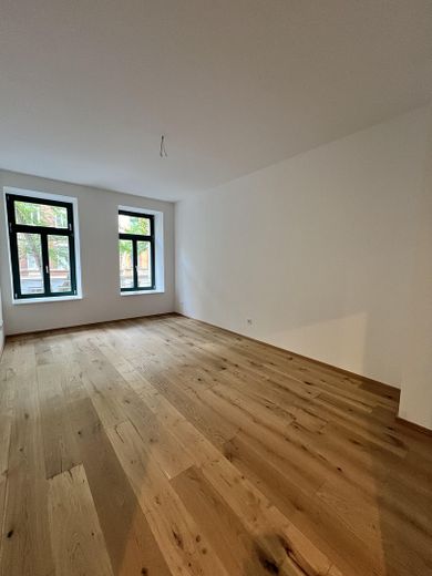 Piso de época reformado con materiales de alta calidad, a estrenar, con balcón y plaza de aparcamiento – Schlaf-/Wohnzimmer