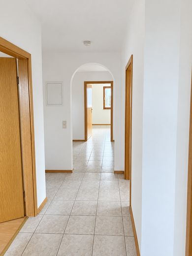 Tanto spazio su 96 m²: appartamento al piano superiore con 4 locali, balcone, cucina componibile e garage – heller zentraler Wohnungsflur