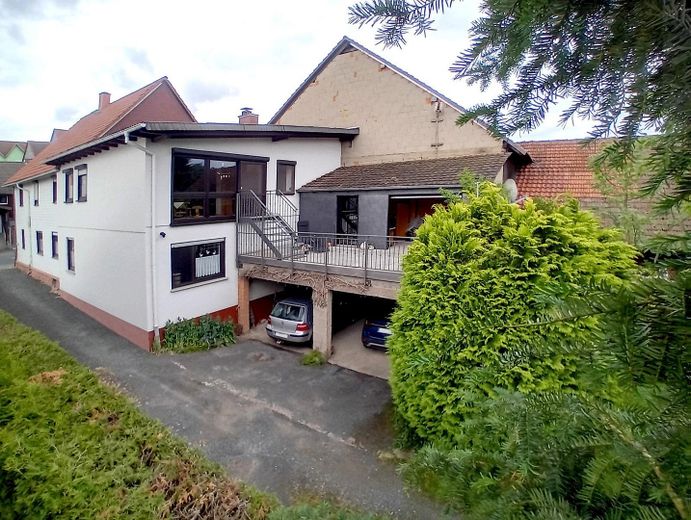 Wohnhaus mit Bauernhof – Carports & Terrasse