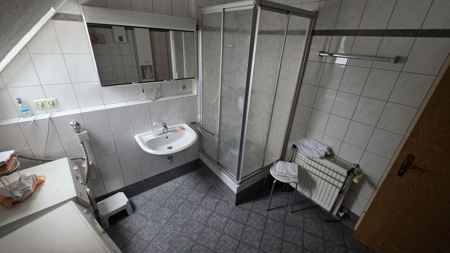 Luminoso apartamento de 3 habitaciones en el ático, 90 m², balcón, ascensor y cocina equipada – Spelle-Mitte, disponible a partir de octubre – Bad mit Waschtisch
