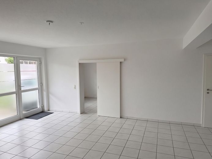 Bright, modern 1.5-room apartment with private entrance in Wächtersbach – Wohnzimmer