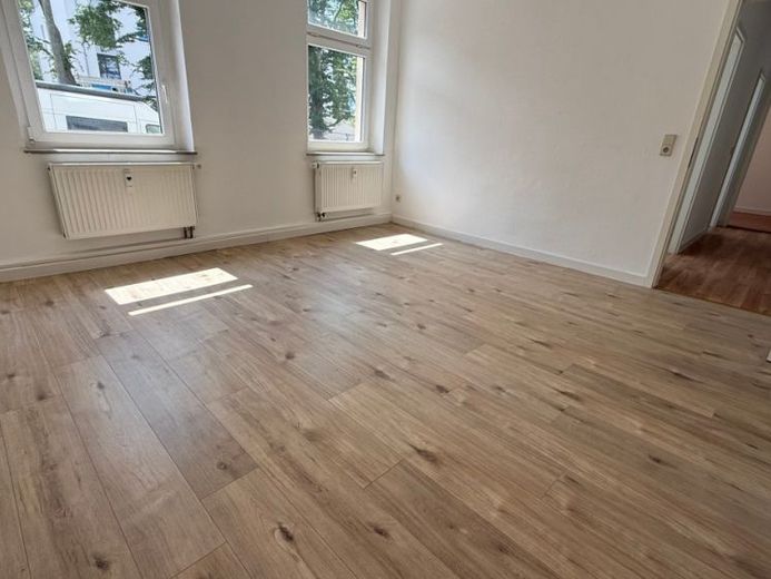Laminate flooring - bathroom with bathtub+window - available from 1 May 2026 – Foto 1