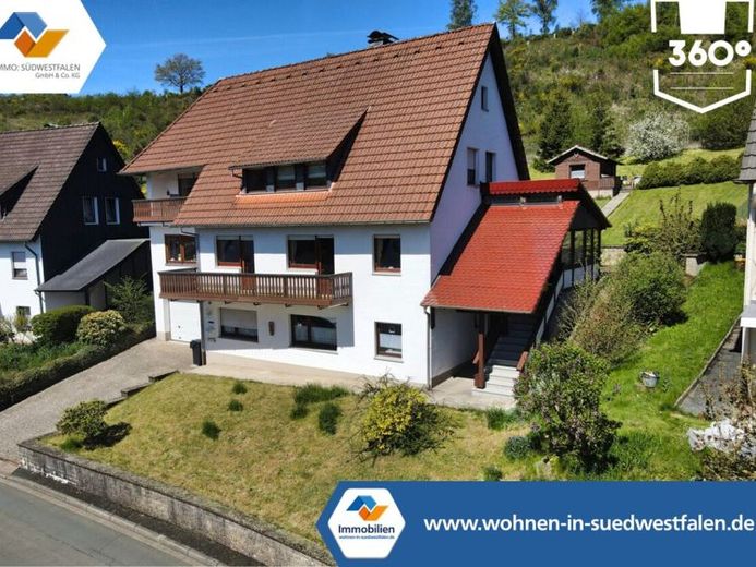 VR IMMO: Leben im Grünen: Großzügiges Wohnhaus mit zwei Einheiten, viel Holz und Ruhe. – Foto 1