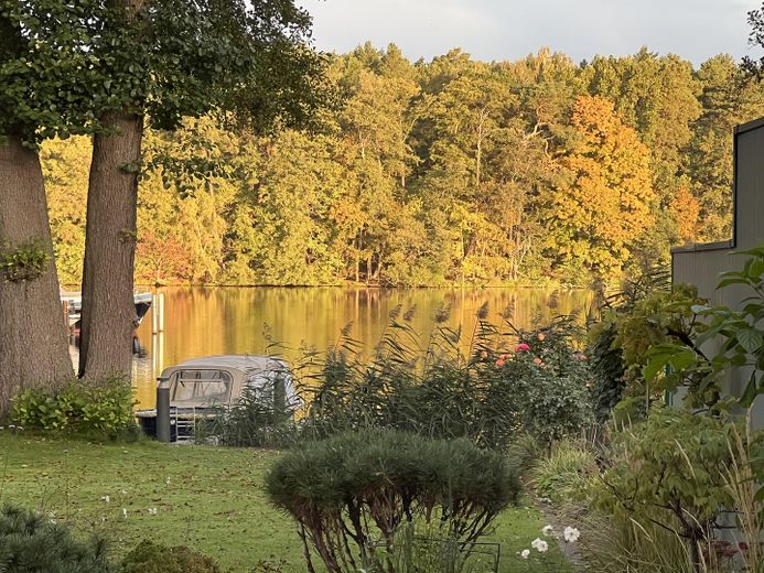 gepflegte Villa mit eig. Seezugang, Steg, Gästehaus, Sauna, Designmobiliar nahe Berlin – Foto 22