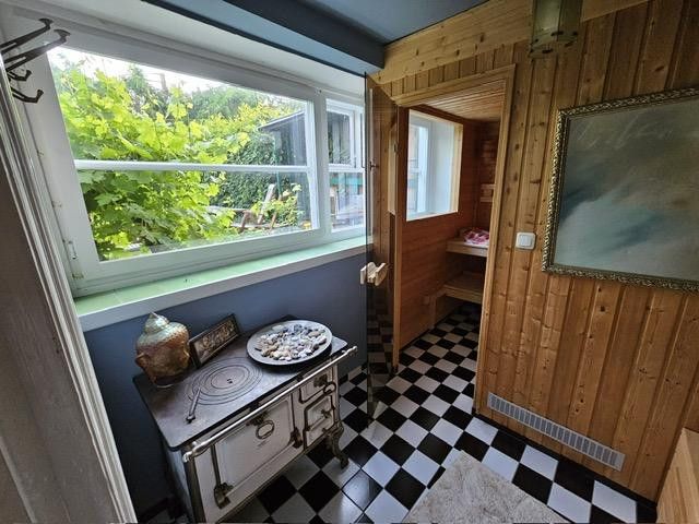 Klassieke rode klinker met oude stijlelementen - twee-onder-een-kapwoning in het noorden van Hamburg – Sauna mit Gartenblick
