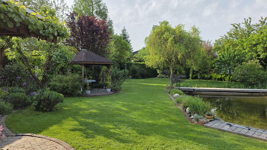 Perfektes Familiendomizil: Zentral wohnen, am Waldrand leben - provisionsfrei – Pavillon