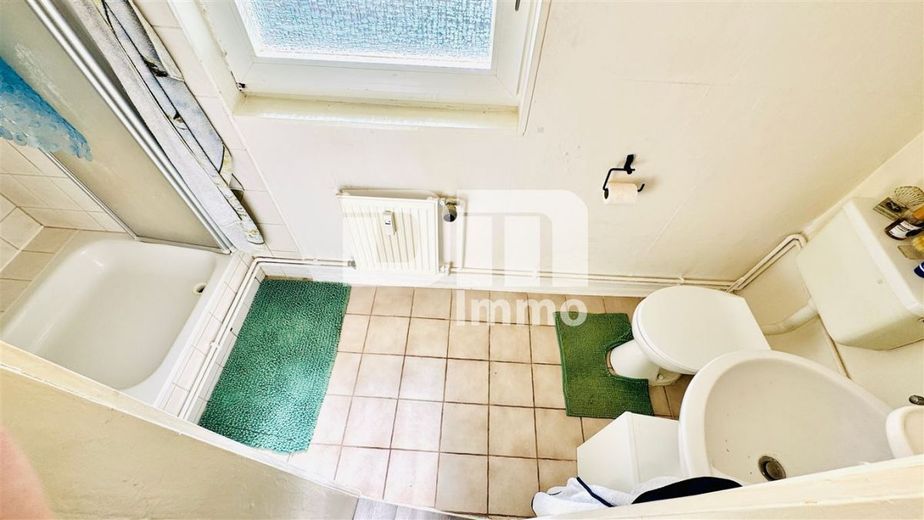Vollvermietetes Wohn- und Gewerbeensemble: 3 Wohnungen + 2 Gewerbeeinheiten – WE2 OG Bad / Dusche
