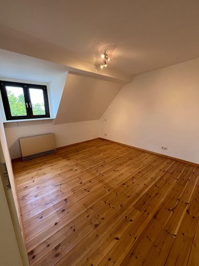 Charmante Dachgeschosswohnung mit neuer Einbauküche – ruhige Lage in Heiligenhaus – Schlafzimmer