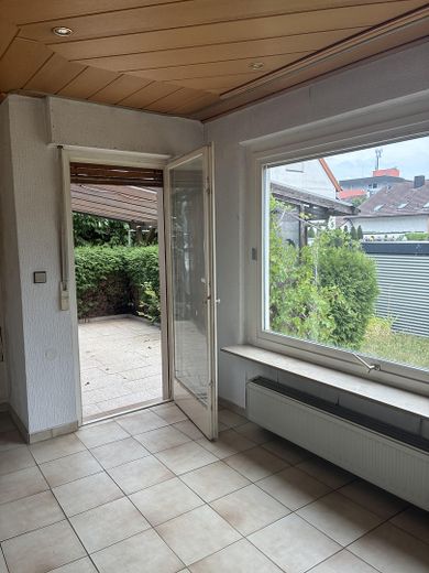 Wolnostojący dom dwurodzinny z potencjałem i dużym ogrodem, 170 m² – Tür zur Terasse