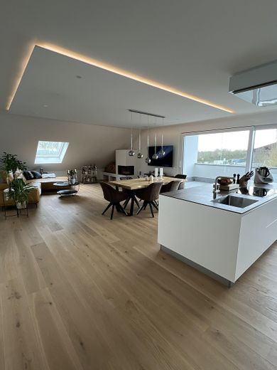 Exclusivo piso de 6 habitaciones con una suite principal, opción de refrigeración y dos grandes terrazas en la azotea – Wohnen / Essen