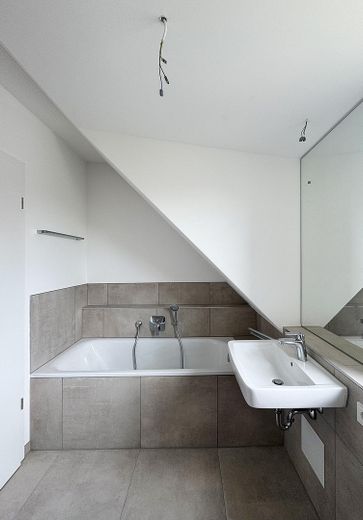 First occupancy after complete renovation: Cozy 3-room attic apartment in Munich-Trudering - Unit 7 – Bad