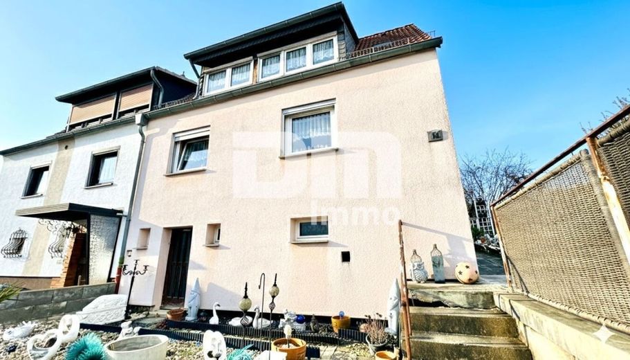 Schöne Doppelhaushälfte in schöner Wohnlage mit Panoramablick, Gartenbereich und Garage – Frontansicht Zugang 1