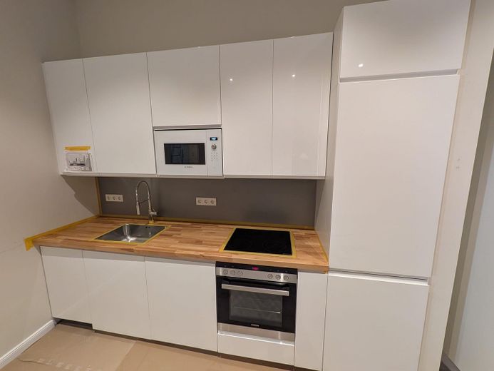 Erstbezug! Neue 2,5-Zi Wohnung in Toplage von Rüdesheim mit Einbauküche & Terrasse – Küche