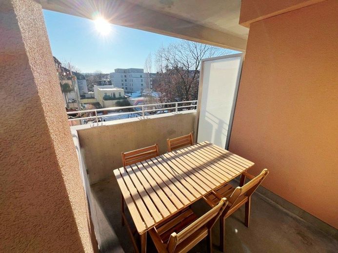 schöner, überdachter Balkon