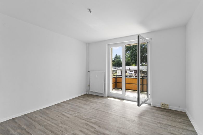 ruhige 3 Zimmer Wohnung mit Balkon 60 qm – Wohnzimmer