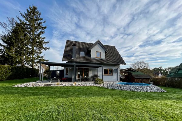 Einfamilienhaus mit Pool, Carport + Ferienhaus + Baugrundstück
