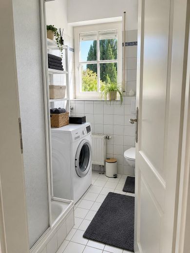 Attraktive 2-Zimmer-Wohnung in gepflegtem mediterranen 6-Familien-Haus – Bad mit Dusche