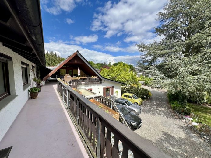 Großzügiges Wohnensemble mit Gartenidylle, Ausbaupotenzial und vielseitigen Nutzungsmöglichkeiten – Balkon-Blickrichtung in den Hof