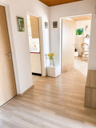 Senza commissione: luminoso appartamento di 3 locali in posizione tranquilla con vista aperta – Flur