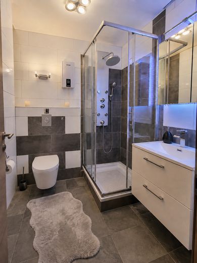 Modernisierte helle 2,5 Zimmer Wohnung mit Balkon – Badezimmer