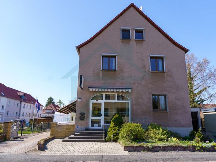 Solides Wohn- und Geschäftshaus mit vielseitigen Nutzungsmöglichkeiten und Entwicklungspotenzial – Foto 1