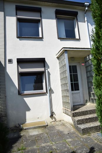 Reihenmittelhaus mit eigenem Garten in Farmsen – Provisionsfrei & Preisattraktiv – Vorderseite