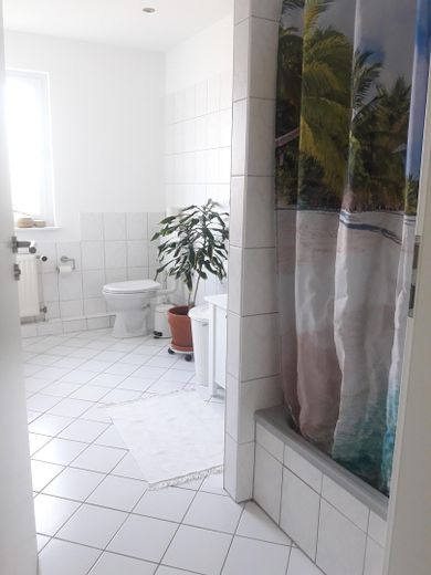 repräsentatives Zweifamilienhaus – Bad DG