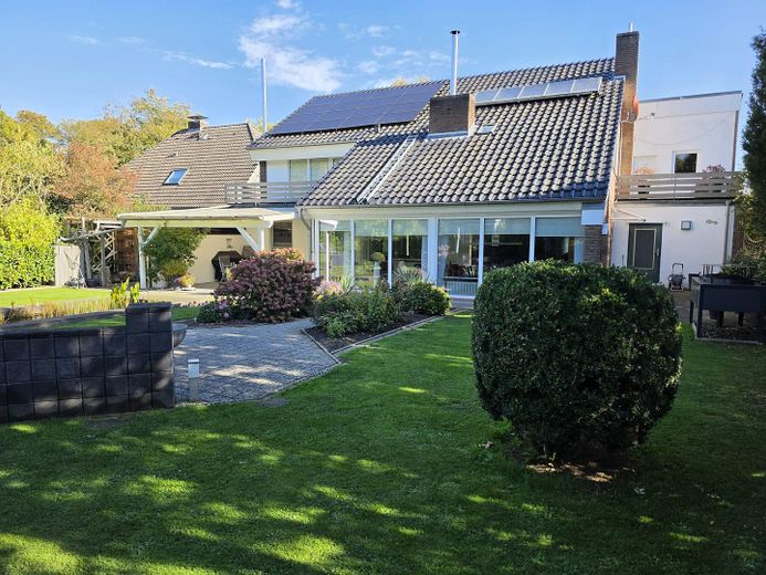 Israelsdorf: Gepflegtes EFH mit Einliegerwohnung nahe Naturschutzgebiet – Haus Gartenansicht I